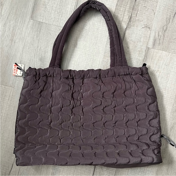 NEW FREE PEOPLE - CLOUD 9 TOTE BAG GUN METAL Quilted Trend Viral Gym Boho - Picture 4 of 12